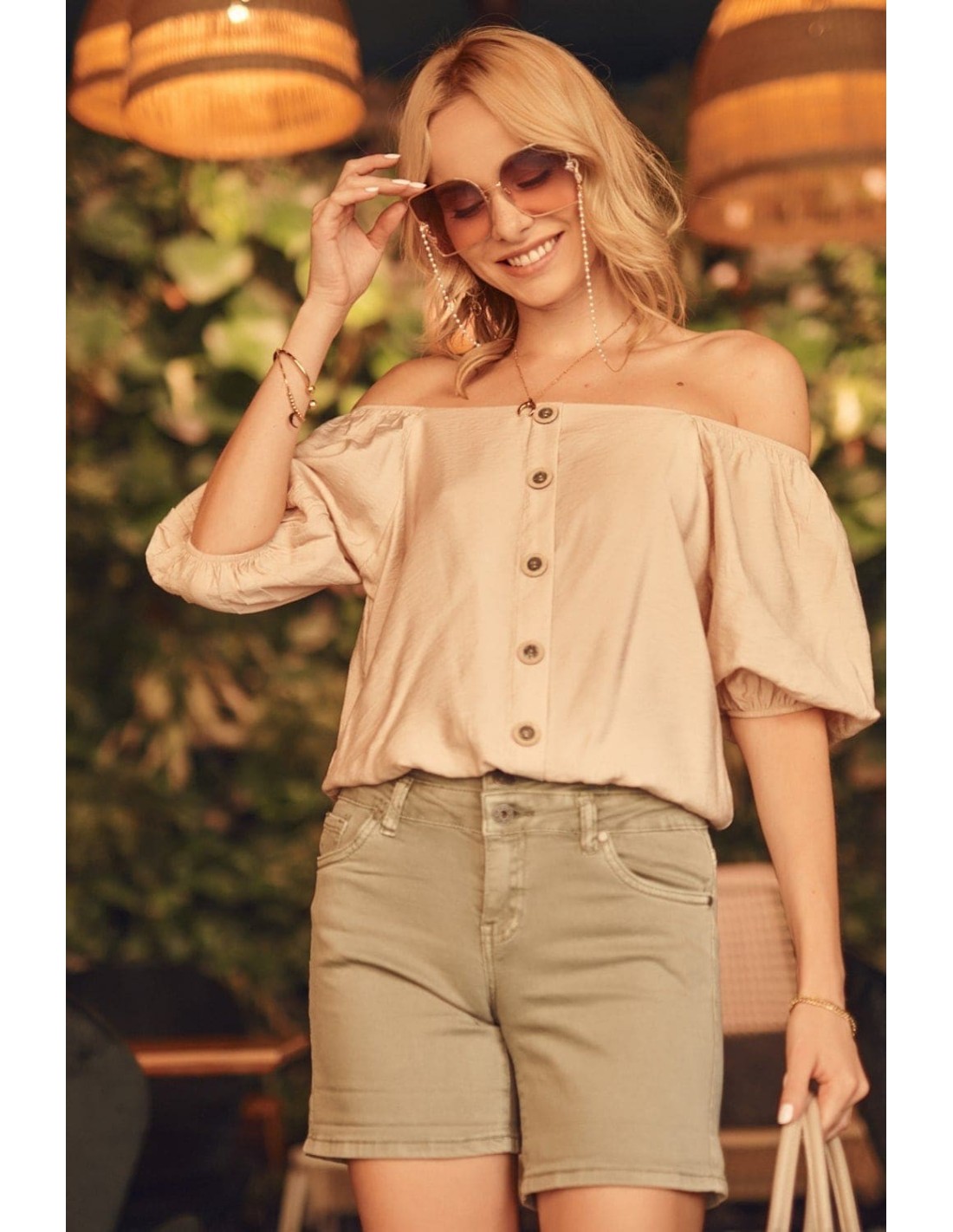 Kurze Bluse mit Knöpfen und kurzen Ärmeln, beige MP29363 – Online-Shop – Boutique